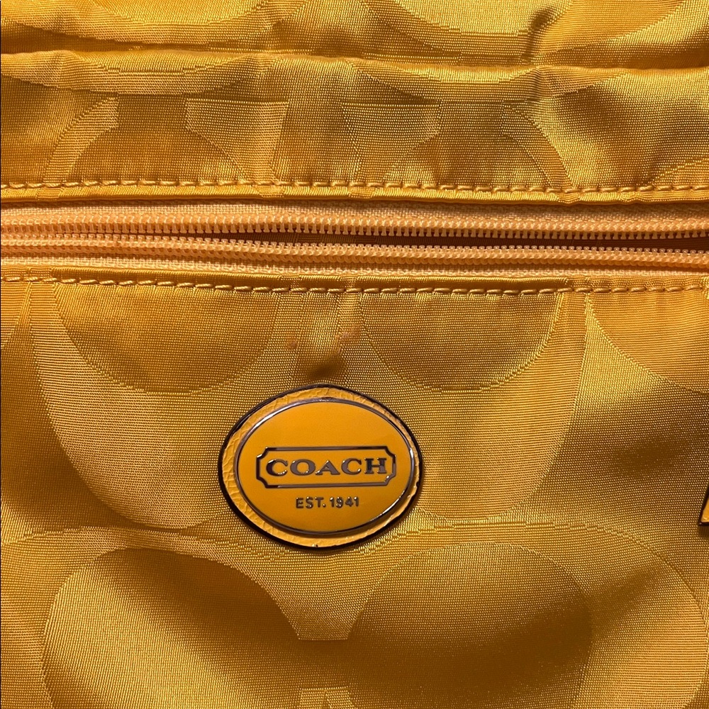 Coach Yellow Crossbody Bag. Never been used - Picture 5 of 8